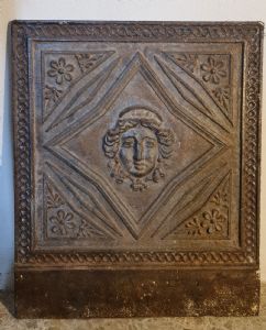 Decorated cast iron fireplace backplate